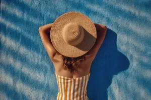 Skóra latem – nie tylko SPF. Jak dbać o nią od środka?