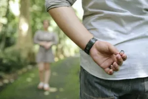 Kiedy zmienić kolczyki po przebiciu uszu?