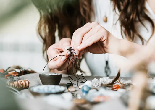 Ekskluzywna biżuteria handmade - Dlaczego warto wybierać ręczną pracę?