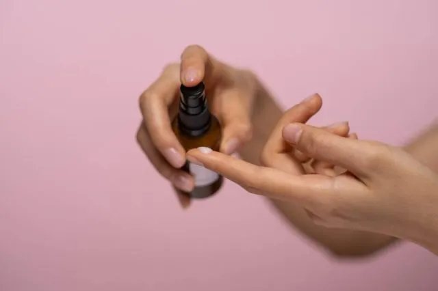 Najpierw serum czy krem? Kolejność nakładania kosmetyków