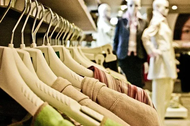 Jak nosić dres damski welurowy, by wyglądać stylowo?